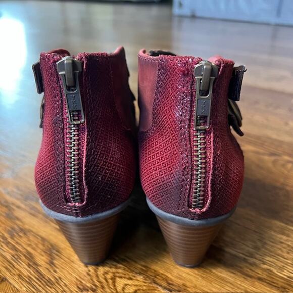 NWOB Earth Amber Heeled Booties Womens 8.5 Leather Brick Red Boho Cottage Straps - Picture 7 of 8